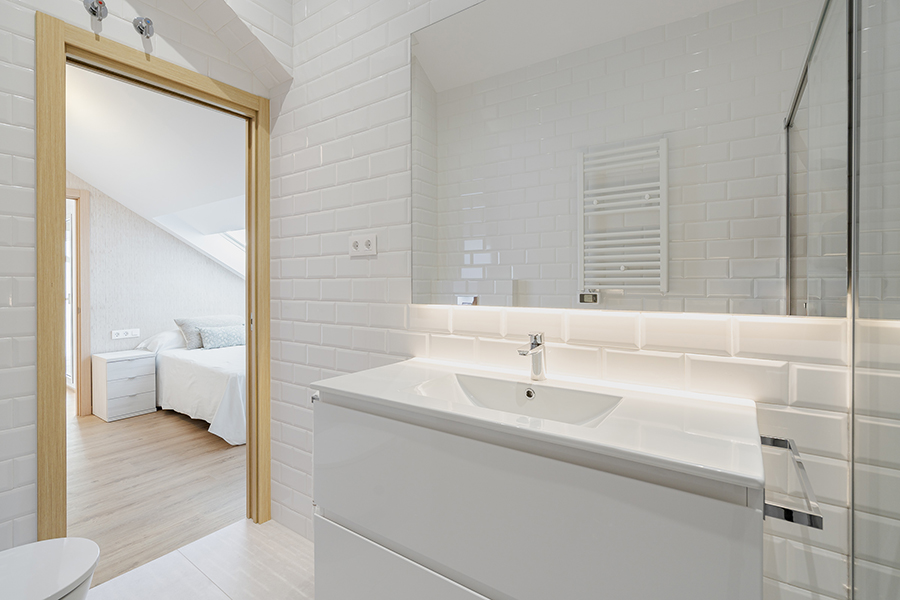 Bathroom suite 2 on the 4-bedroom floor of the Lérida 8 Building.